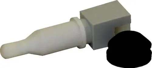 Abgasfühler mit einem weißen, länglichen Teil und einem quadratischen Abschnitt, zu sehen neben einem schwarzen O-Ring. Produkt von Wolf.